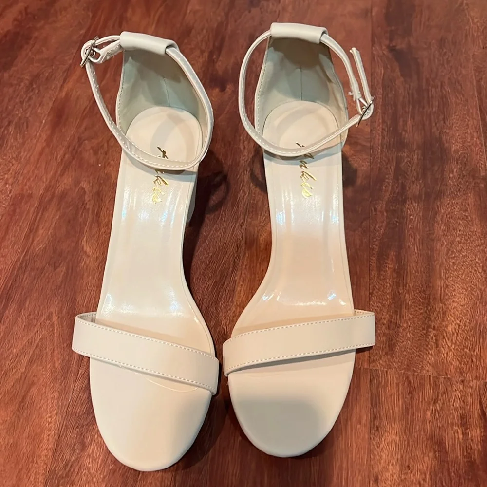 NWOT size 7 cream colored Ankis 3” strappy open toe heels
